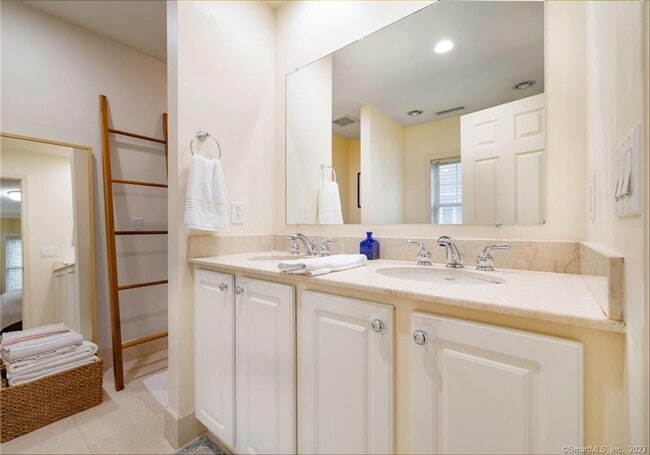 Building Photo - 160 Glenbrook Rd