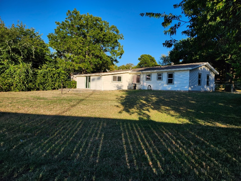 Building Photo - 1602 Ravenwood Dr