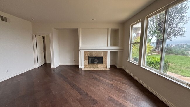 Building Photo - Large lovely home with amazing views!