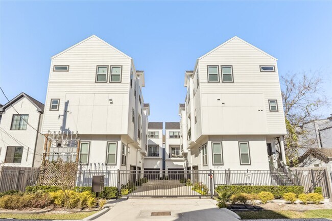 Building Photo - 1127 W 16th St