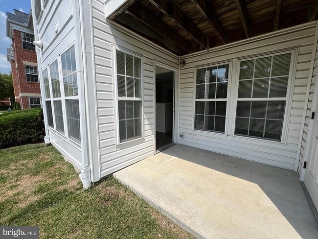 Building Photo - Gorgeous light filled 2 bedroom 2 bath con...
