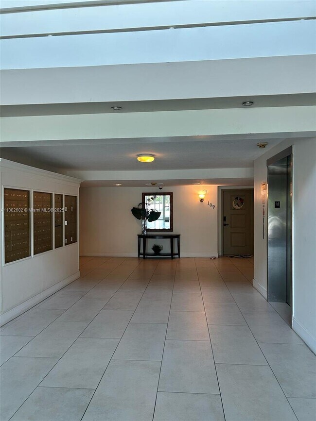 Building Photo - 100 Lakeview Dr