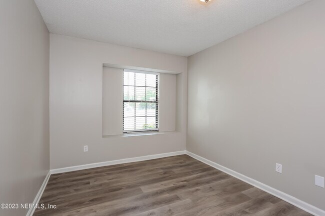 Building Photo - 1441 Kingfisher Ln N