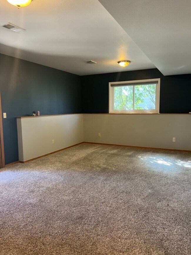 Building Photo - 3 Bedroom, 2.5 Bath Beautiful Ranch Style Home with 3 Car Attached Garage in West Fort Collins, CO