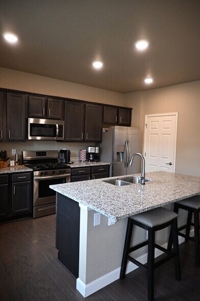 Building Photo - 1986 Shadow Creek Dr