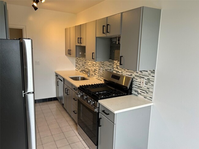 Building Photo - 490 Bleeker Ave