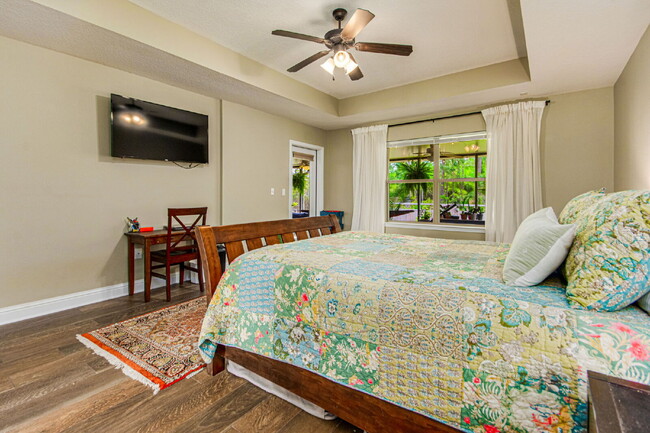 Building Photo - 5 Bed House convenient to Navarre and Hurl...