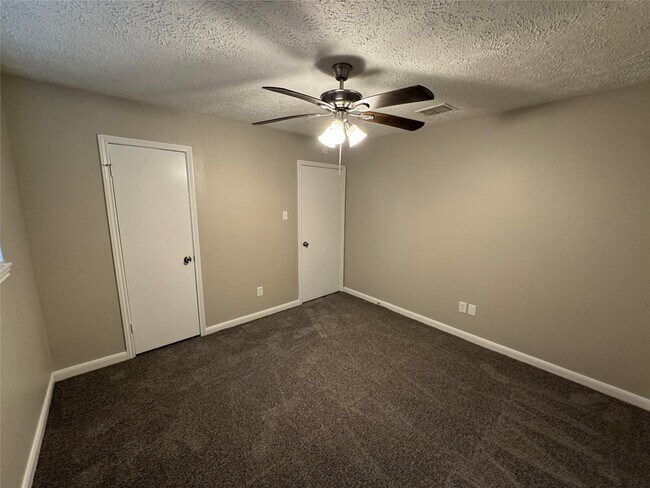 Building Photo - 3214 Three Pines Dr