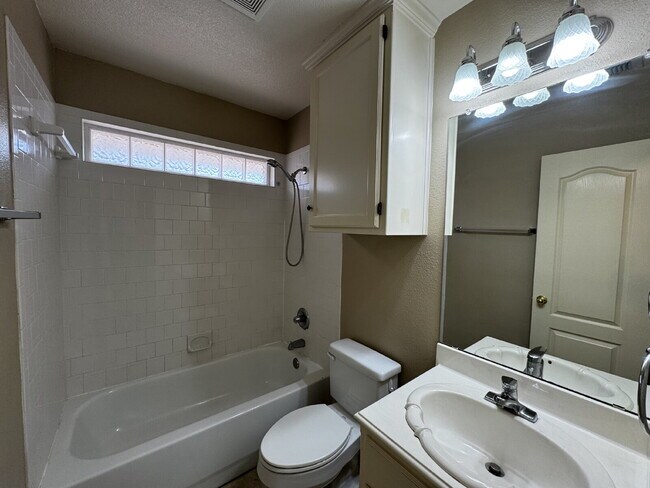 Building Photo - Beautiful Home in Upscale Neighborhood!