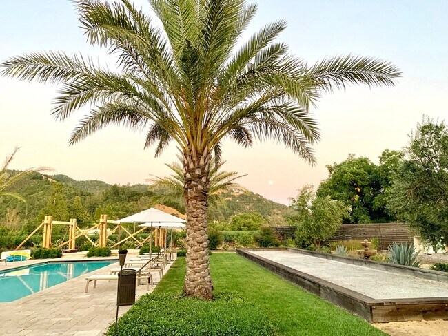 Building Photo - Fully Furnished Stunning Calistoga Retreat