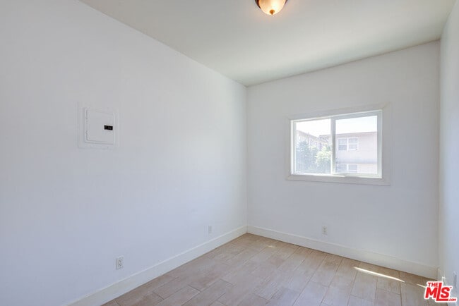 Building Photo - 644 W 5th St