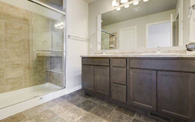 Building Photo - Newer Townhome | Mins to Base | Pool + Gym...