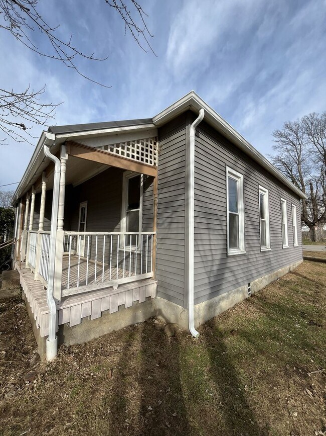 Building Photo - 2 Bedroom House For Rent