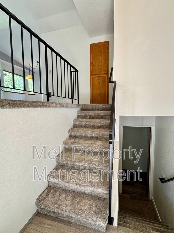 Building Photo - 71 E Rainbow Dr