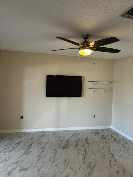 Building Photo - 5428 Larchmont Ct