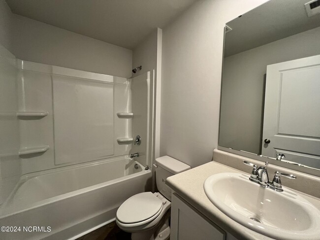 Building Photo - 8219 E Highcroft Dr NE