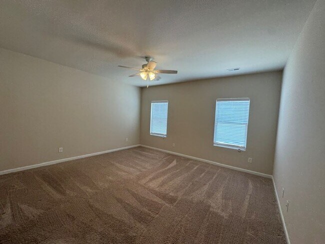Building Photo - ***** READY TO MOVE IN *****