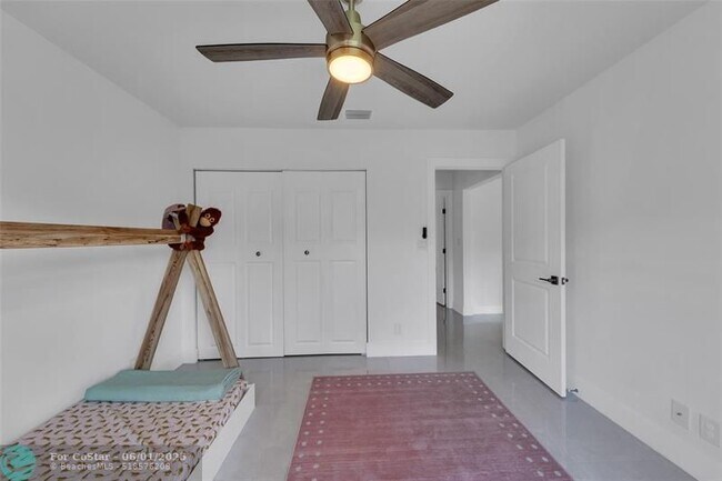 Building Photo - 9585 Carousel Cir S