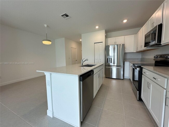 Building Photo - 402 SE Crossoak Ln