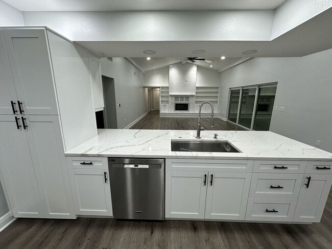 Building Photo - Spacious 4 Bedroom 3 Bath in Southoak