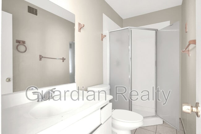 Building Photo - 2209 Tall Pine Dr