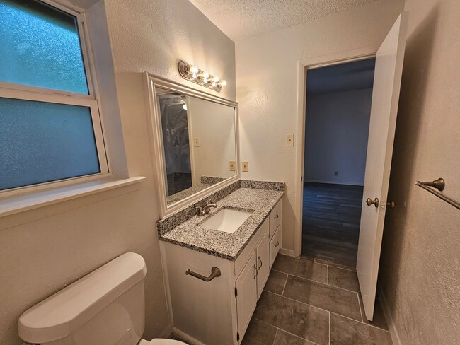 Building Photo - Beautifully Renovated 2-Bedroom Half Duple...