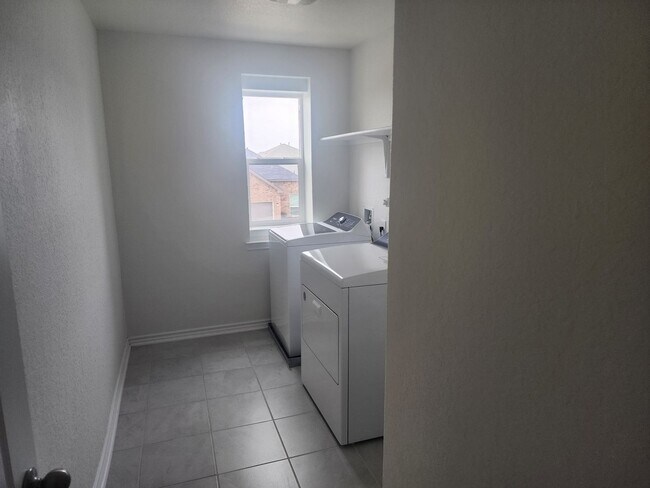 Building Photo - Spacious 4BR House in Converse