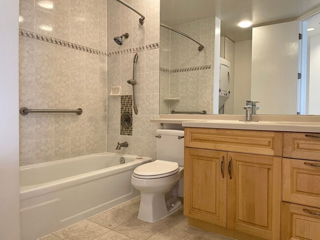 Building Photo - Penthouse Unit in Downtown Honolulu – 2 Be...