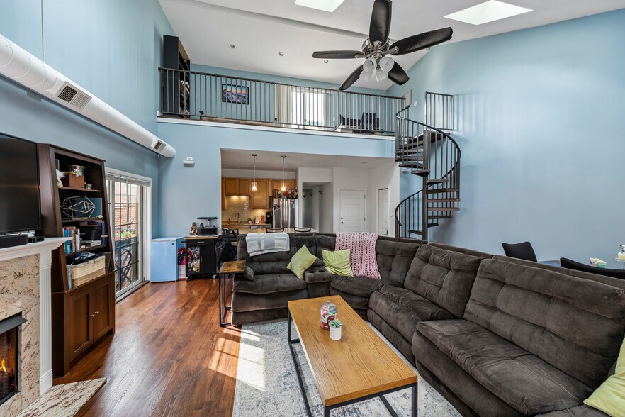 Building Photo - 811 W Superior St