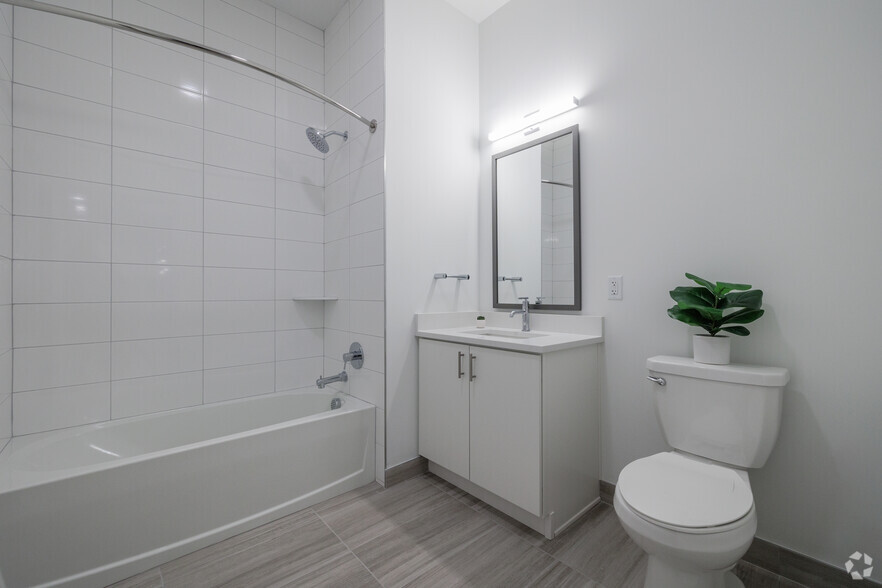 1BR, 1BA - 821SF - Bathroom - Ora