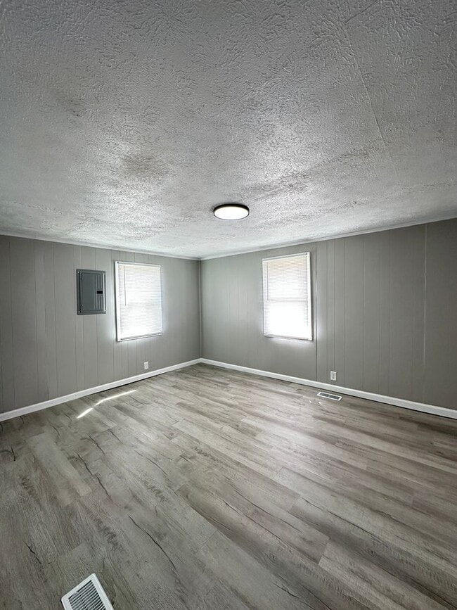 Building Photo - Fully Renovated 2 Bed / 2 Bath Home — Modern Finishes, Large Yard, Move-In Ready NOW!