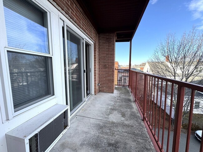 Building Photo - 625 Main St