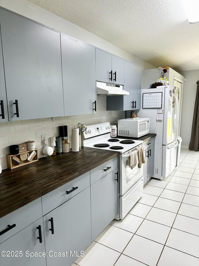 Building Photo - 1010 Lundy Dr