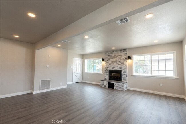 Building Photo - 14043 Mystic St