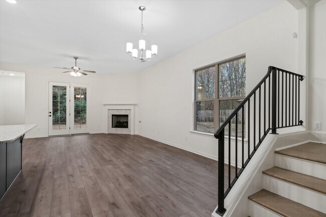 Building Photo - 300 Maple St