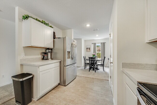 Building Photo - Bright & Spacious 3 Bedroom, 2 Bathroom Home with 2-Car Garage