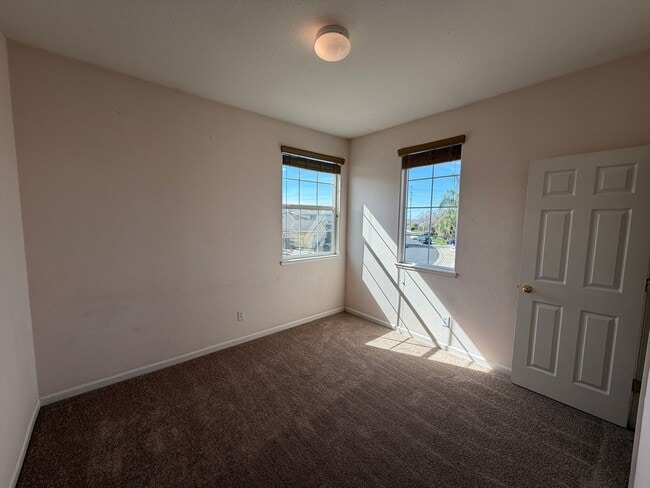 Building Photo - Spacious Home in Quiet Area