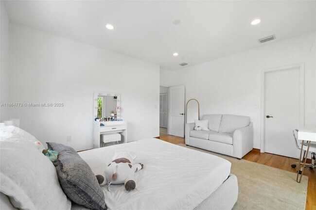 Building Photo - 6850 Sunrise Terrace