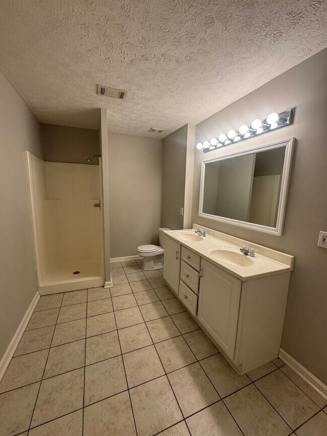Building Photo - Four Bedrooms in The Garden District