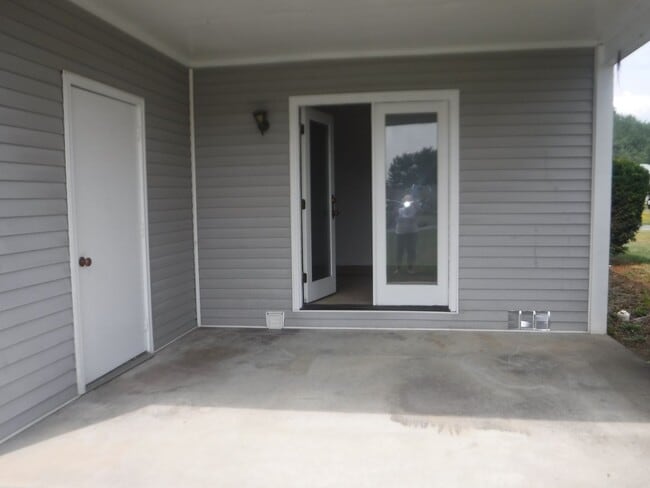 Building Photo - 610 Victoria Dr