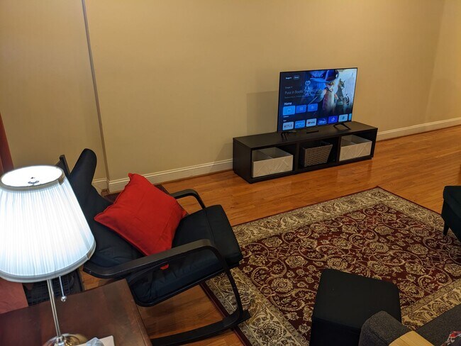 Building Photo - Beautifully renovated rowhome with refinis...