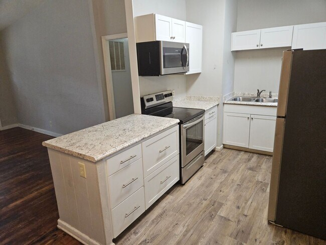 Building Photo - Renovated Marietta Bungalow