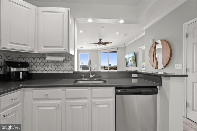 Building Photo - 23 Pierside Dr
