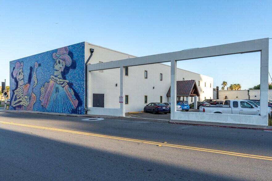 Building Photo - 201 S Chaparral St