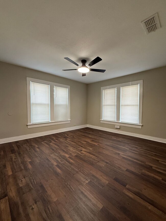 Building Photo - 1 Bedroom 1 Bath - Fenced Yard