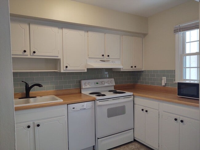 Building Photo - Cozy Condo located in McAlway Manor in Cot...