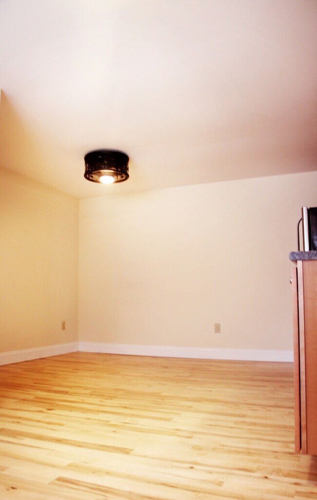 Building Photo - 155 Maple St