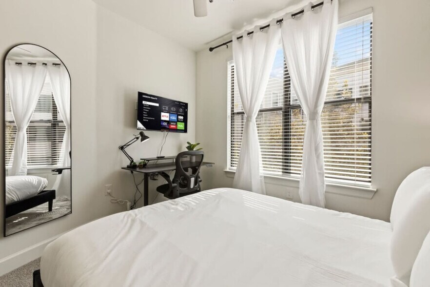 Building Photo - 5275 Town and Country Blvd