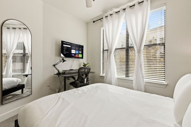 Building Photo - 5275 Town and Country Blvd