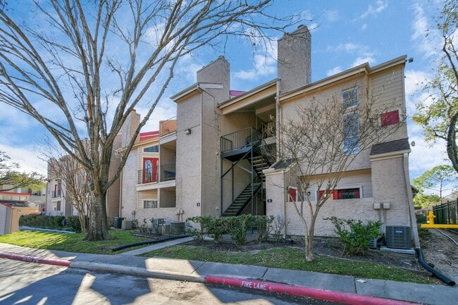 Building Photo - 10855 Meadowglen Ln